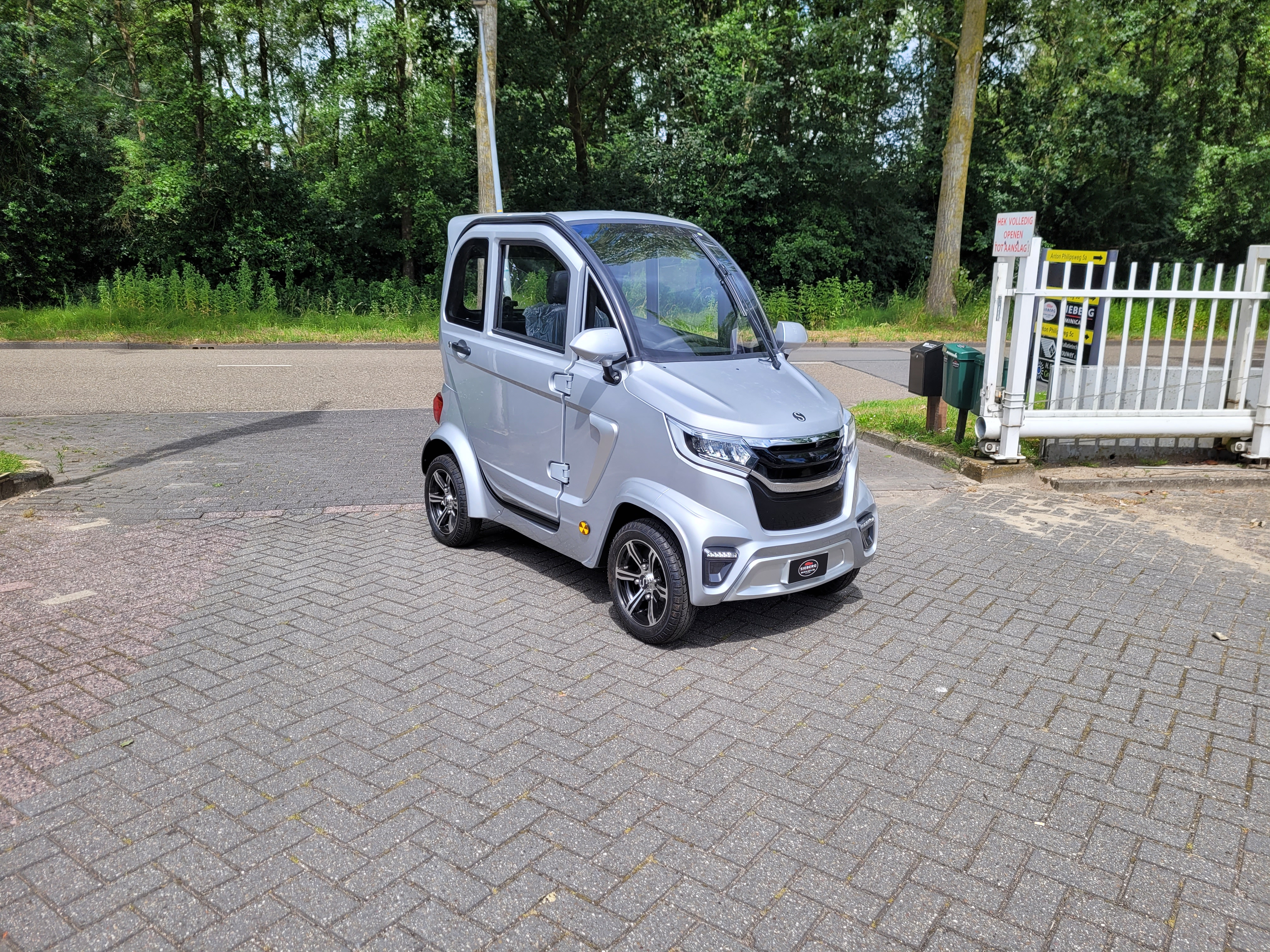 zilvergrijze city citycar S1 sieberg